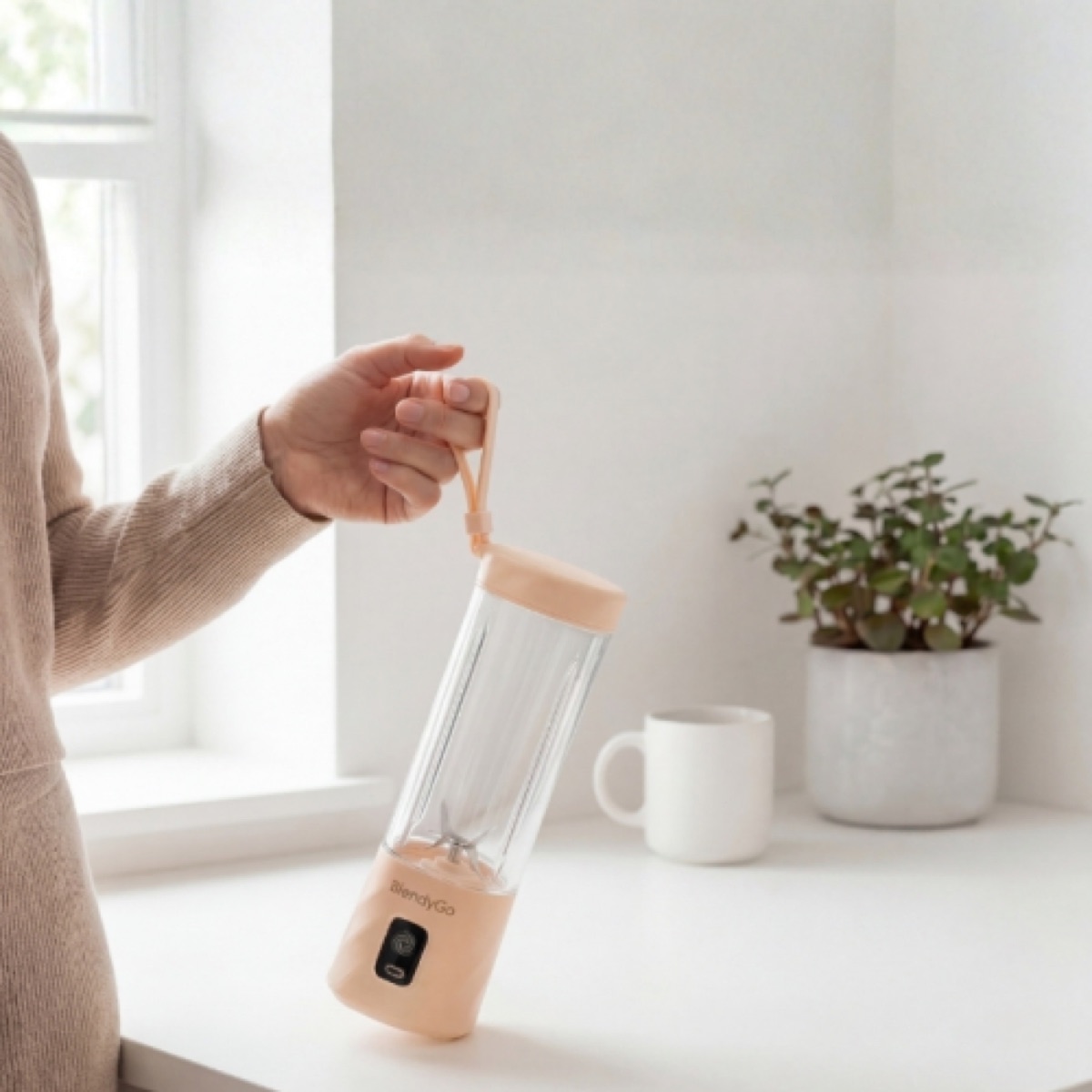 軽量コンパクトなBlendyGo3をサッと取り出す